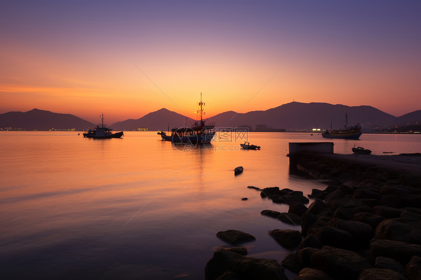 日落港口的美景图片
