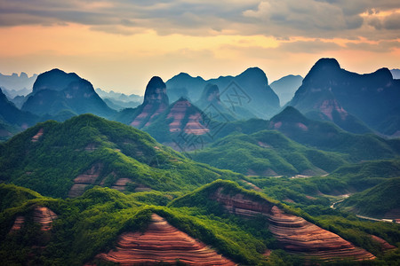 绿树常青的山脉背景图片