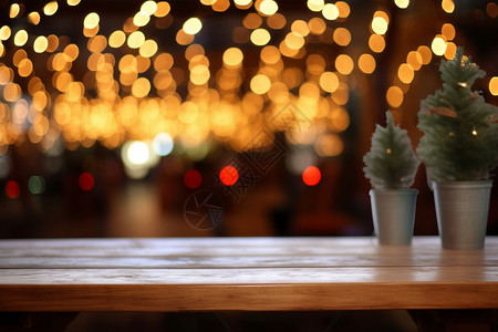 木桌上的小圣诞树背景图片
