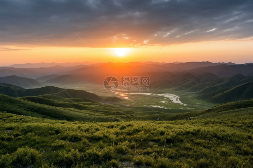 夕阳下的草原山脉图片