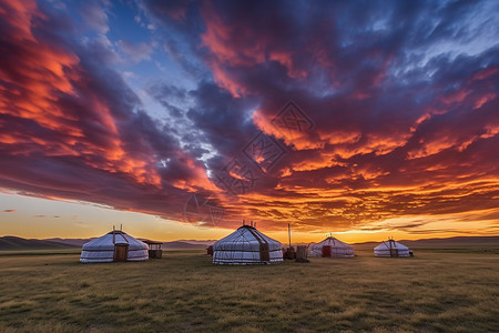 黄昏日落下的蒙古包图片