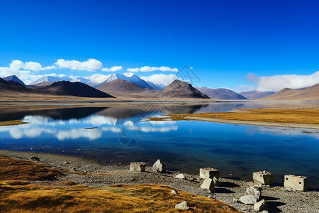 西藏高原上的湖泊图片
