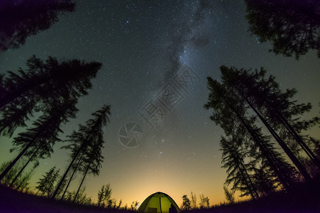 夏天露营帐篷外的星空背景