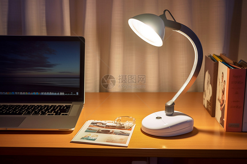 桌子上的台灯和电脑图片