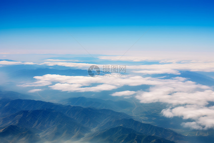 航拍蓝蓝的天空图片