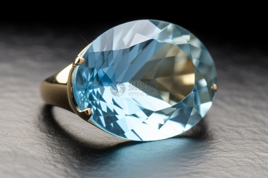 一枚镶有蓝色宝石的戒指图片