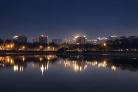 城市夜晚的河边景象图片