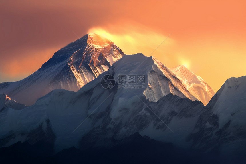 日照下的雪山图片