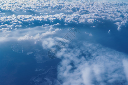 朵朵白云在蔚蓝色的天空中遨游背景图片