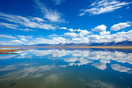 天空之境的湖泊美景图片