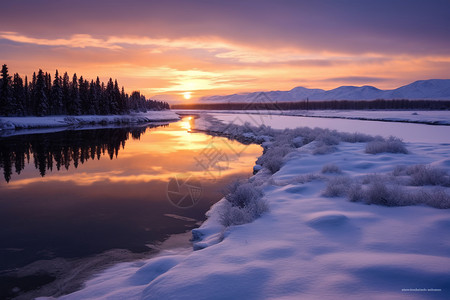 黄昏日落下化雪的湖面图片