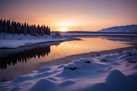 日落下融雪的湖面图片