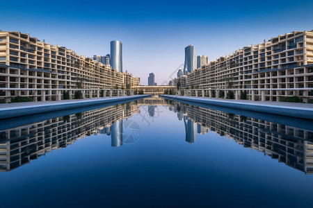 分隔两地宁静的湖面分隔对称的建筑背景