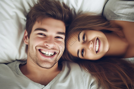 年轻夫妻躺在床上开心的笑图片