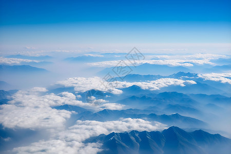 云海中的山脉图片