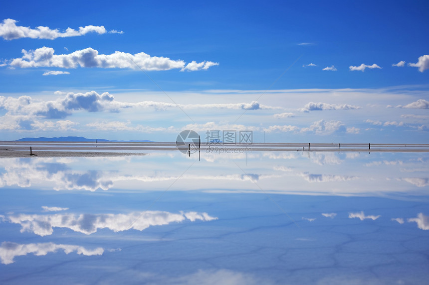 湖面反射云彩图片