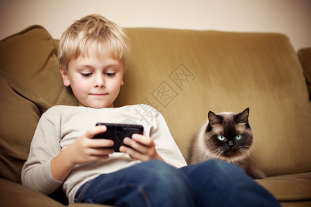 猫和手机小孩躺在沙发玩手机背景