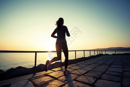 日出跑步的女性图片