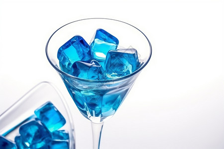 蓝色冰块鸡尾酒杯背景图片