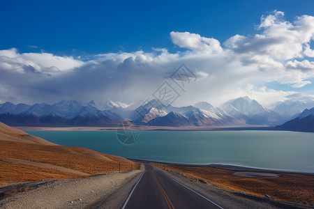 公路沙地雪山湖泊图片