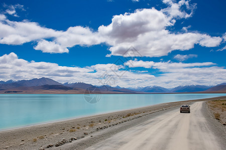 新藏公路上行驶的车图片