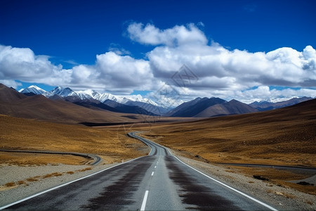 蓝天白云下的空旷公路图片