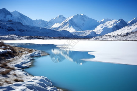 冬天的雪山与蓝色湖泊图片