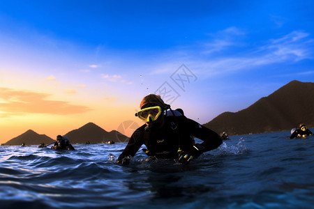 海里潜水年轻的潜水员背景