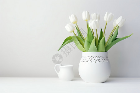 花瓶中的白色郁金香背景图片