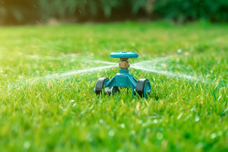 浇灌草坪自动洒水系统图片