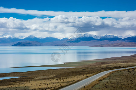 蓝天下的湖泊背景图片