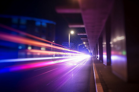 夜间繁华的道路上图片