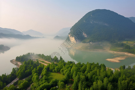 云雾覆盖的山间溪流图片