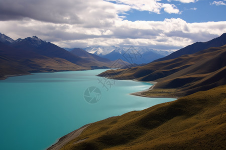 蓝色湖泊的风景图片