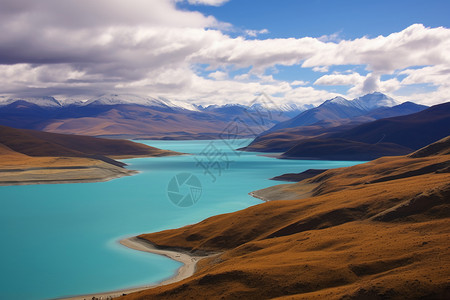 美丽的蓝色湖泊图片