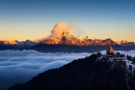 日照山脉的风景图片