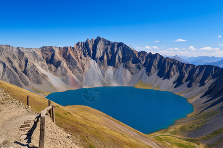 远山和湖泊的风景图片