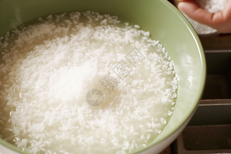 洗米等待熟的大米饭背景