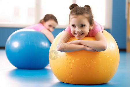 瑜伽健身女孩正在玩瑜伽球的女孩背景