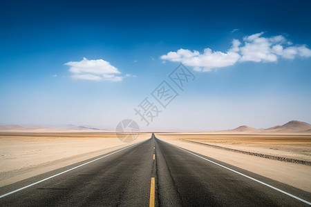 蓝天下空旷的高速公路背景图片