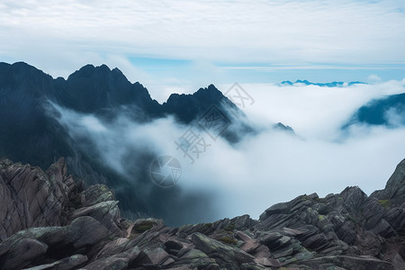 雨雾缭绕的山脉背景图片