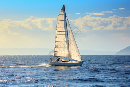 平静海上的帆船背景图片