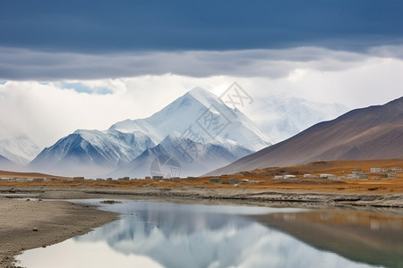 高原与雪山背景图片