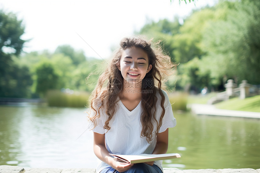 正在湖边看书的少女图片