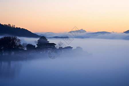 冬季晨雾乡村风景图片