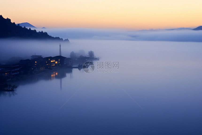 美丽冬季晨雾乡村风景图片