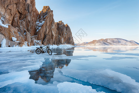 自行车停在结冰的湖面上高清图片