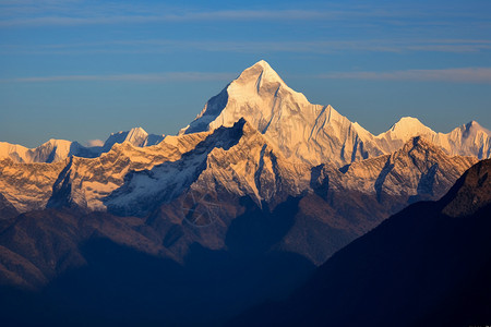 起伏的山峰背景图片