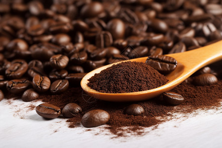 咖啡豆和木勺子桌上放着木勺的咖啡豆和咖啡粉背景