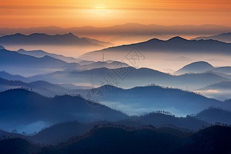 云雾朦胧的山间日出景观高清图片